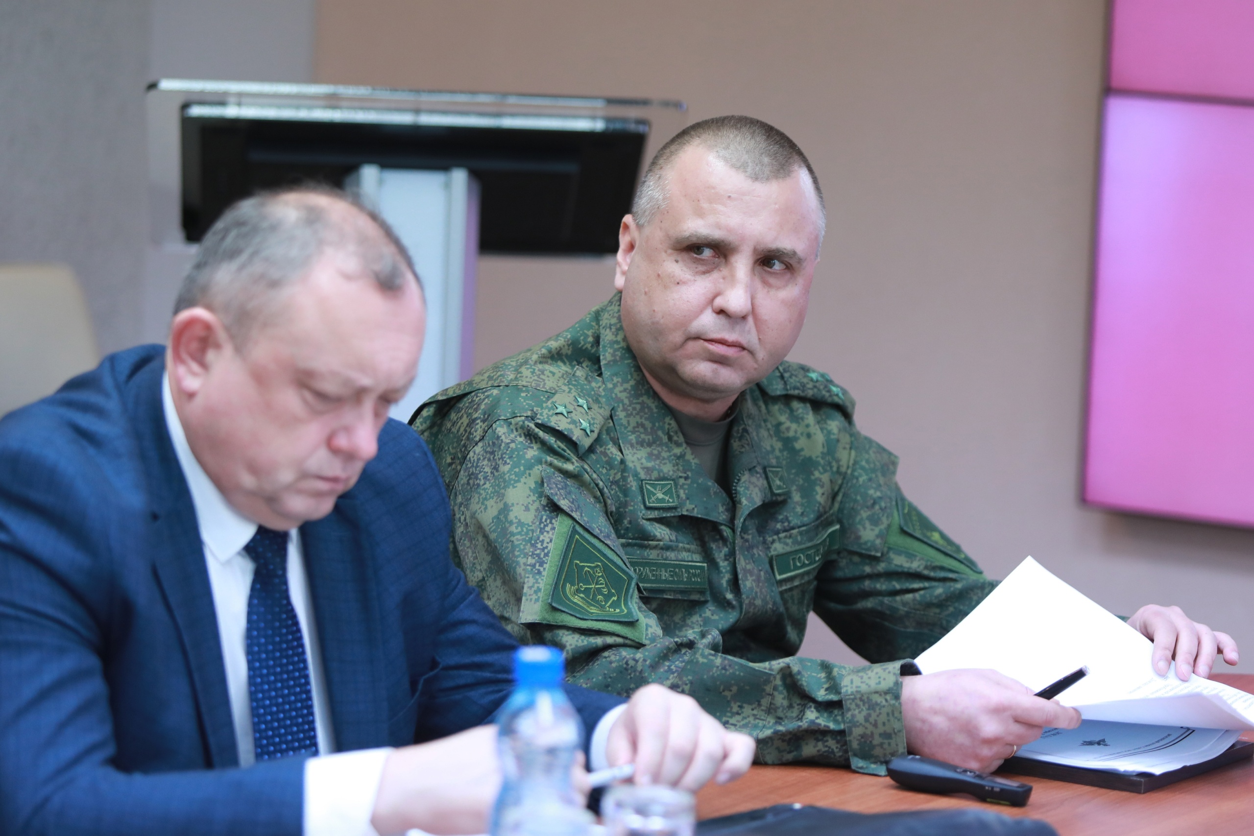 Военкомат вручает повестки жителям Ярославля