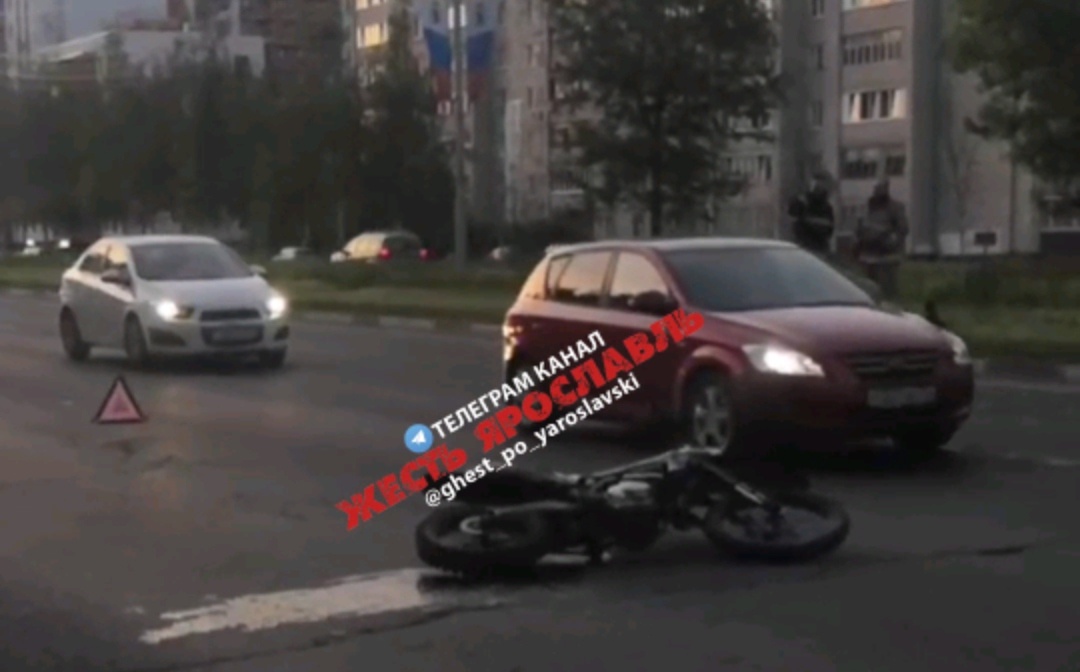 В Ярославле 15-летний мотоциклист влетел в иномарку 