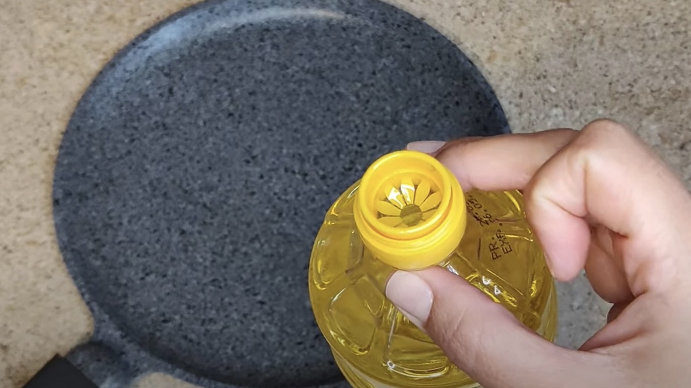 Эта хитрость с крышкой из-под масла сэкономит вам деньги: делаю так с каждой бутылкой